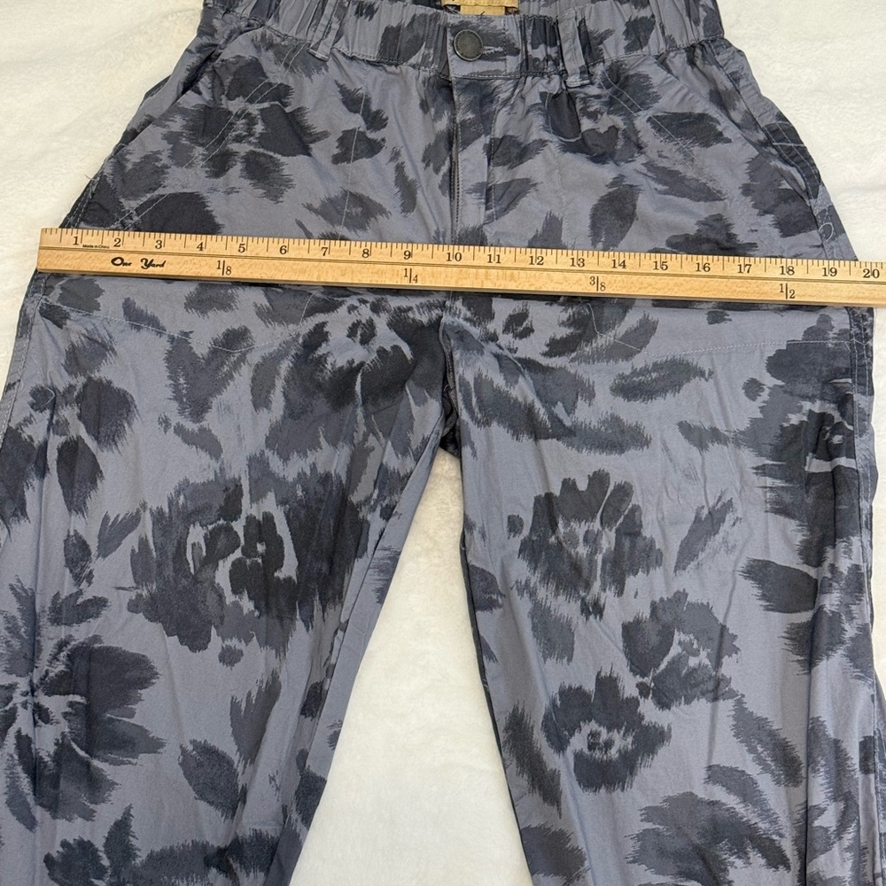Democracy Floral Patterned Pants in Gray and Charcoal Size 6 - Picture 5 of 10